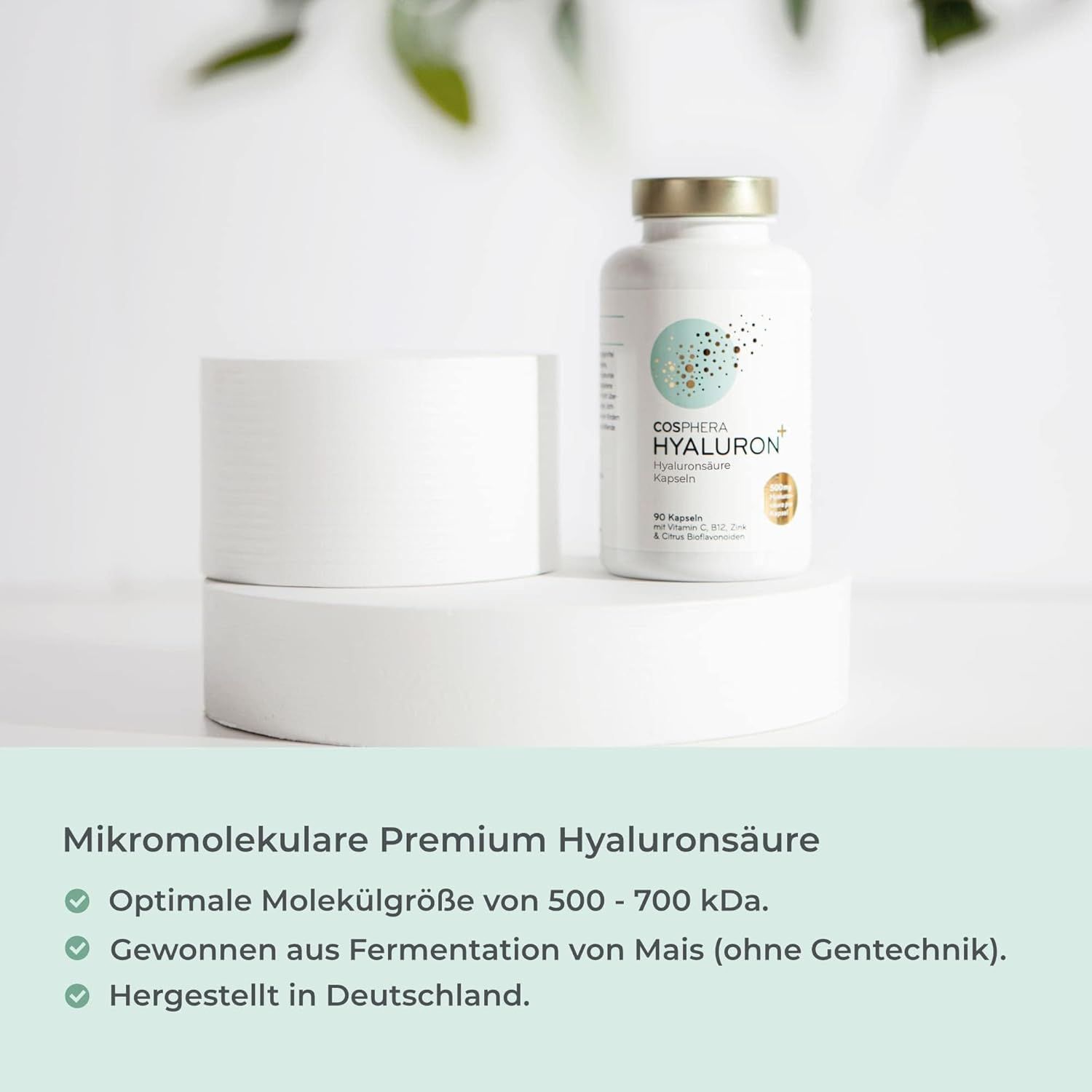 Cosphera Hyaluronsäure Kapseln auf weißem Podest, mit Text zu mikromolekularer Hyaluronsäure.