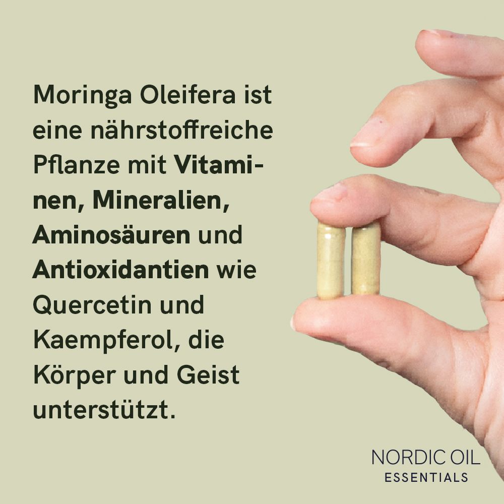 Hand hält zwei Kapseln. Text: Moringa Oleifera ist eine nährstoffreiche Pflanze mit Vitaminen, Mineralien, Aminosäuren und Antioxidantien.