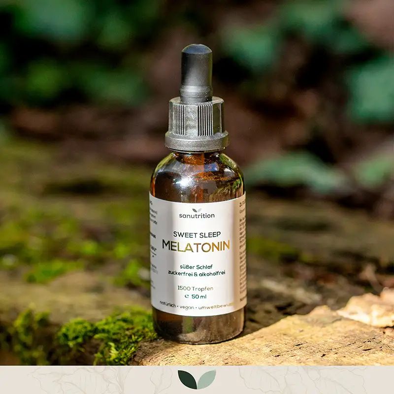 Braune Glasflasche mit Tropfer. Etikett mit "Sweet Sleep Melatonin". Natürliche, vegane Tropfen. Hintergrund: Moos und Blätter.