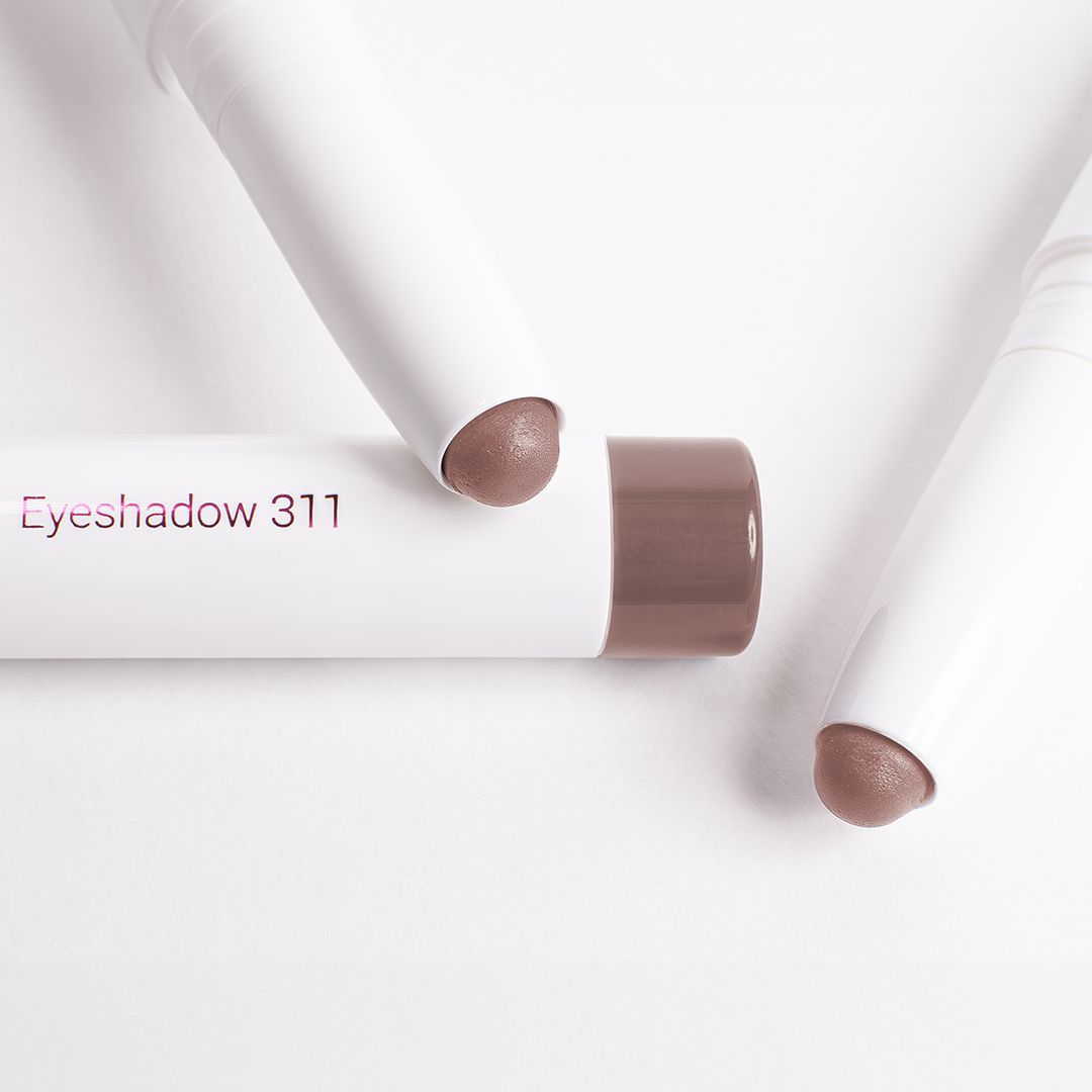 Drei weiße Stift-Lidschatten, Farbton 311. Aufschrift: Eyeshadow 311. Die Spitzen sind braun.
