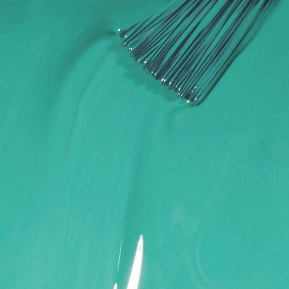 Türkisgrüner Nagellack mit Pinsel. Nahaufnahme, Pinselspitze in Lack getaucht.