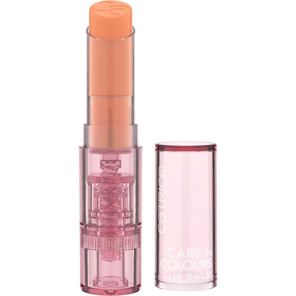 Lippenbalsam, teilweise ausgefahren. Transparente, rosa Hülle. Deckel daneben. Aufschrift: CARE in COLOURS LIP BALM.