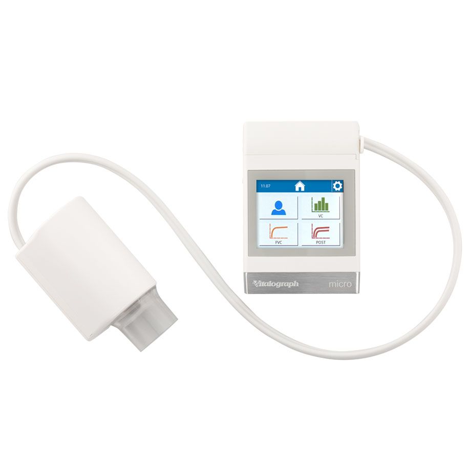 Vitalograph micro Hand-Spirometer mit angeschlossenem Mundstück und Kabel, Touchscreen zeigt Lungenfunktionsdiagramme.
