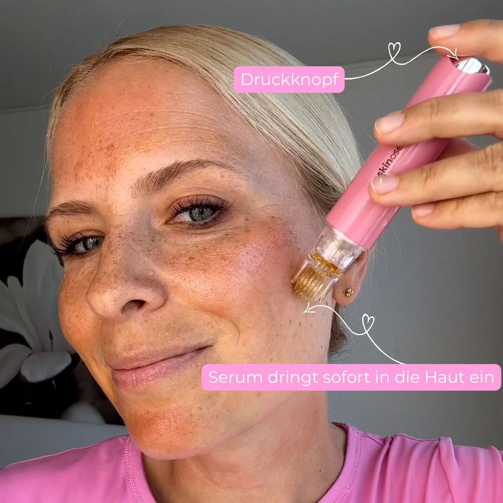 Person hält einen rosa Derma Roller. Beschriftung: Druckknopf. Text: Serum dringt sofort in die Haut ein.