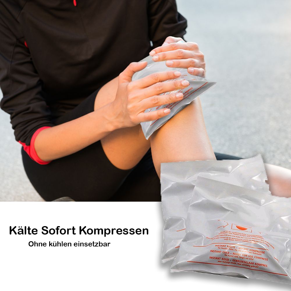 Person hält eine Kälte-Sofort-Kompresse am Knie. Zwei weitere Kompressen liegen daneben. Text: Kälte Sofort Kompressen.