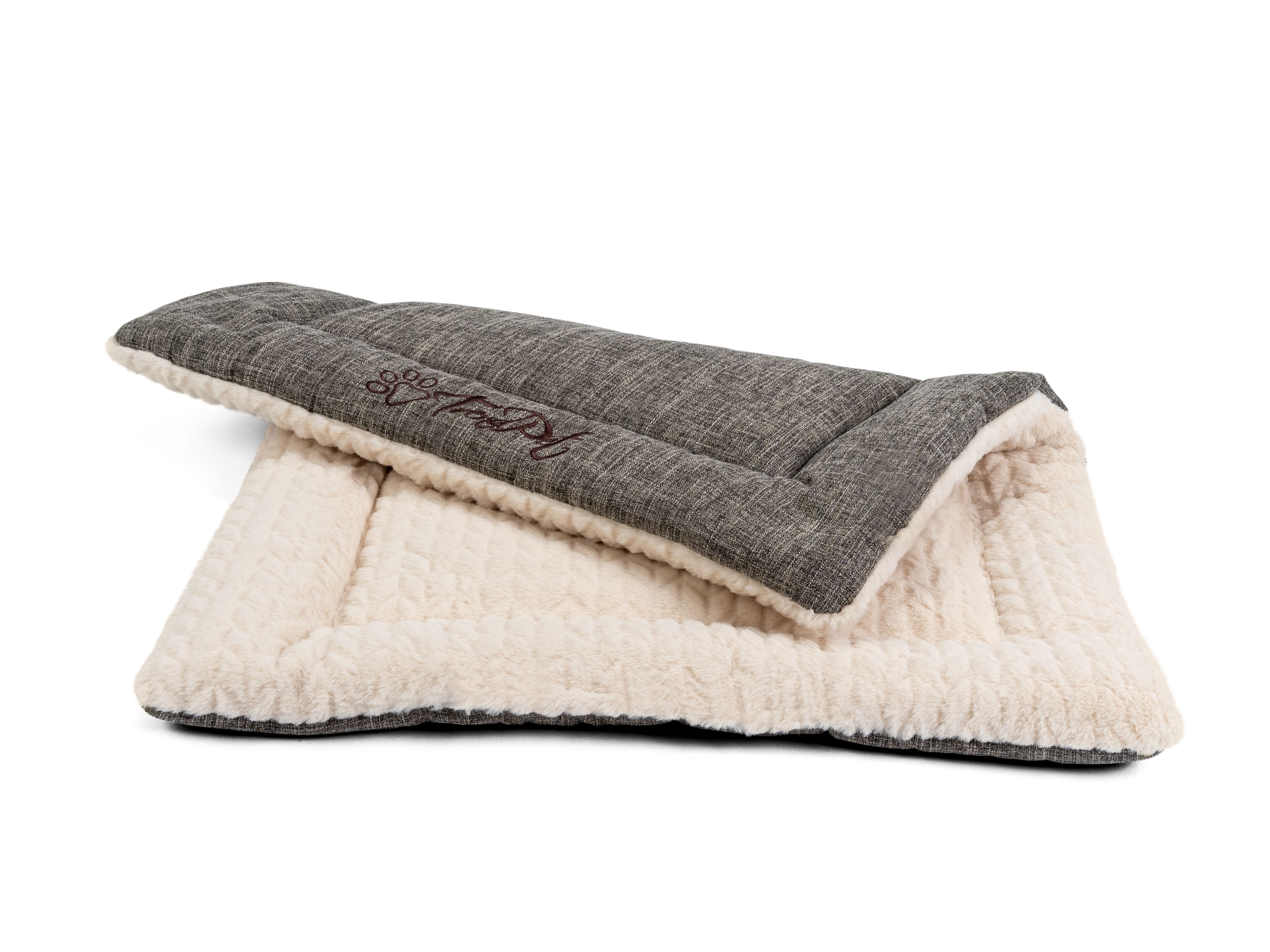 Gefütterte Liegedecke, zweifarbig: cremefarben und grau. Auf weißem Hintergrund.