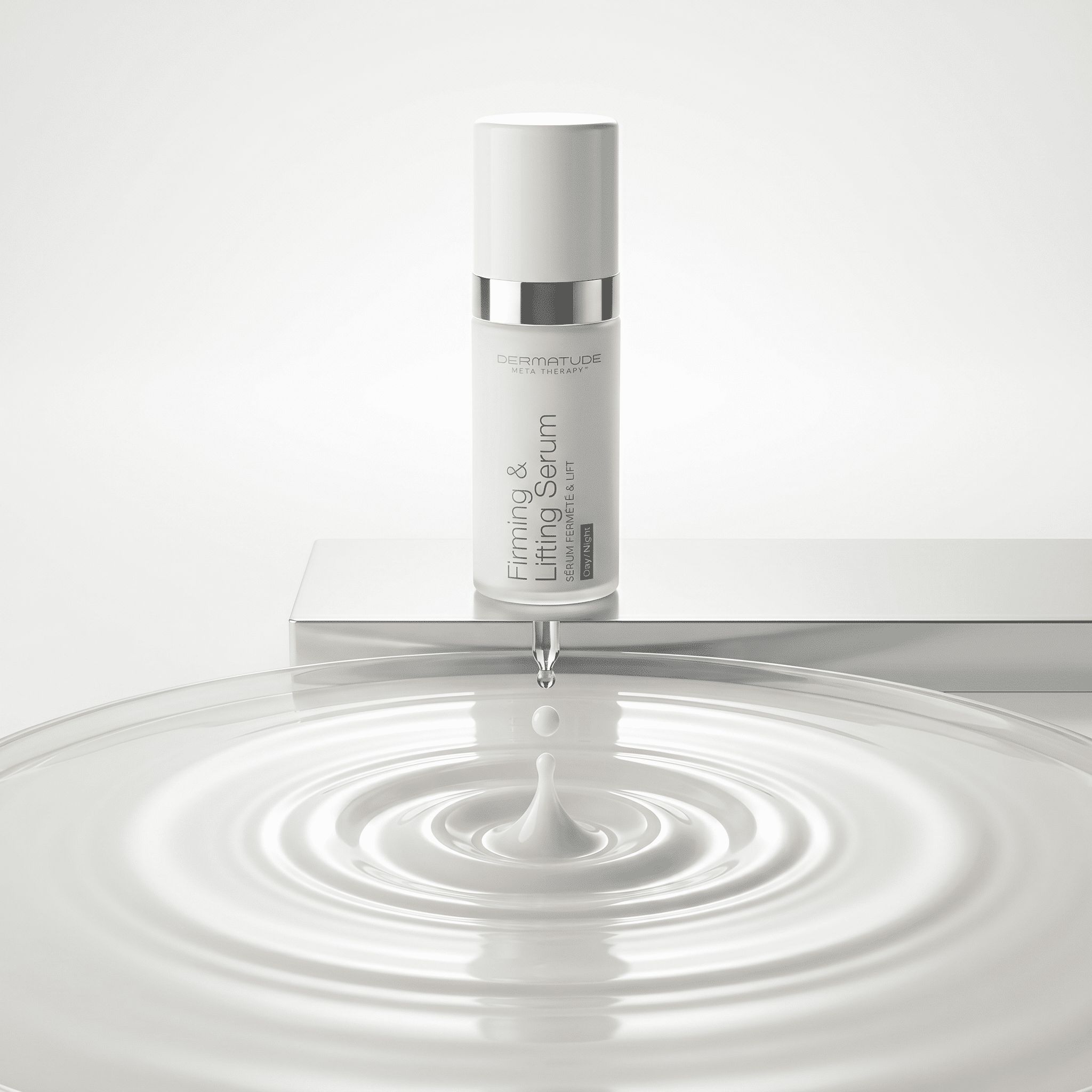 Weiße Flasche mit silbernem Ring, beschriftet mit „Firming & Lifting Serum“. Ein Tropfen Serum fällt in eine Flüssigkeit.