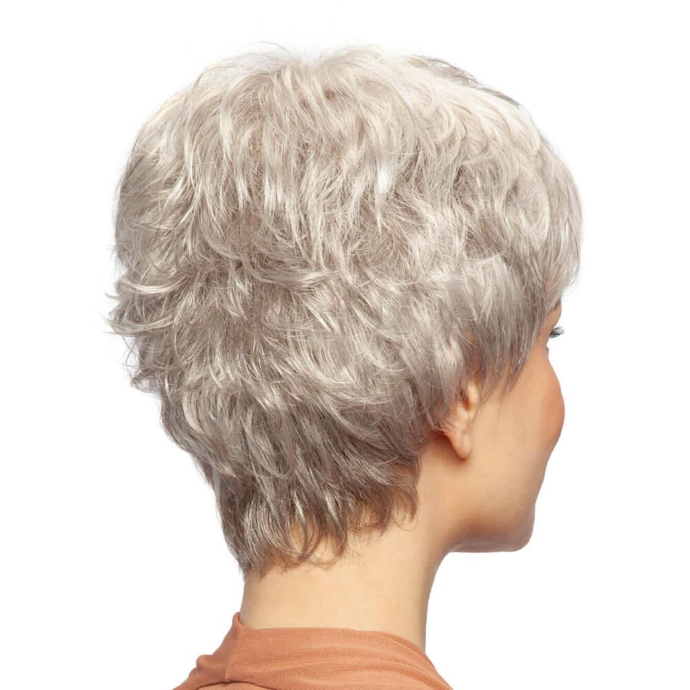 Graue Kurzhaarperücke. Rückansicht einer Frau mit Perücke. Kurzer, gestufter Schnitt.