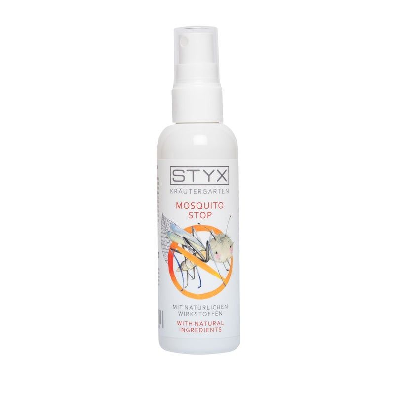 STYX Mosquito Stop Spray. Weiße Sprühflasche mit dem Logo STYX Kräutergarten. Auf dem Etikett steht MOSQUITO STOP und eine Illustration eines Moskitos, der durchgestrichen ist. Der Text darunter lautet: MIT NATÜRLICHEN WIRKSTOFFEN und WITH NATURAL INGREDIENTS.
