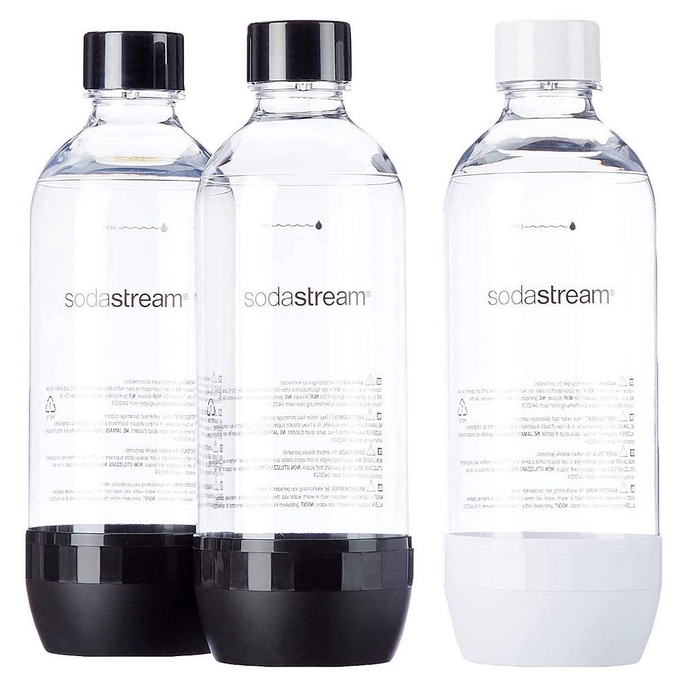 Drei SodaStream PET-Flaschen, zwei schwarz, eine weiß, je 1L.