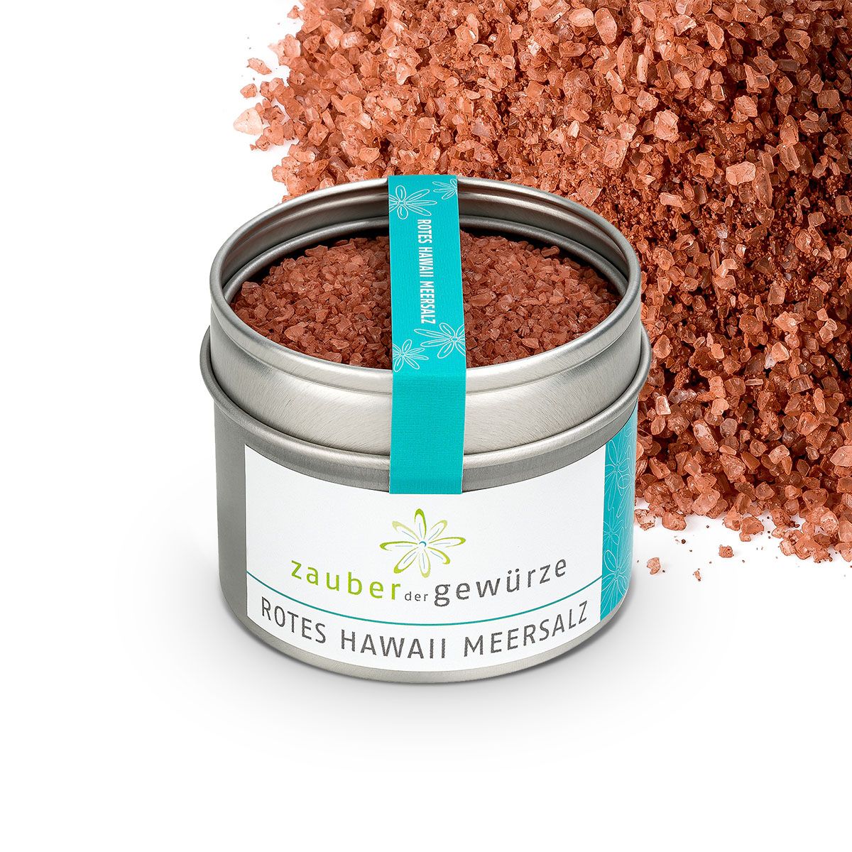 Rotes Hawaii Meersalz in Dose. Dose aus Metall, blaues Band mit Schriftzug. Streuung von Salz daneben. Aufschrift: Zauber der Gewürze, Rotes Hawaii Meersalz.