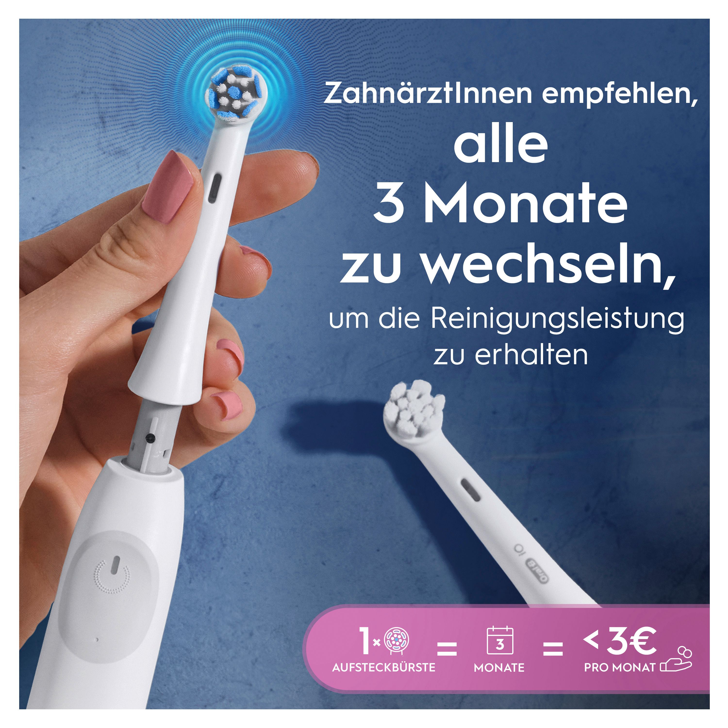 Hand hält Zahnbürste mit austauschbarem Kopf. Text: Zahnärzte empfehlen, alle 3 Monate zu wechseln.