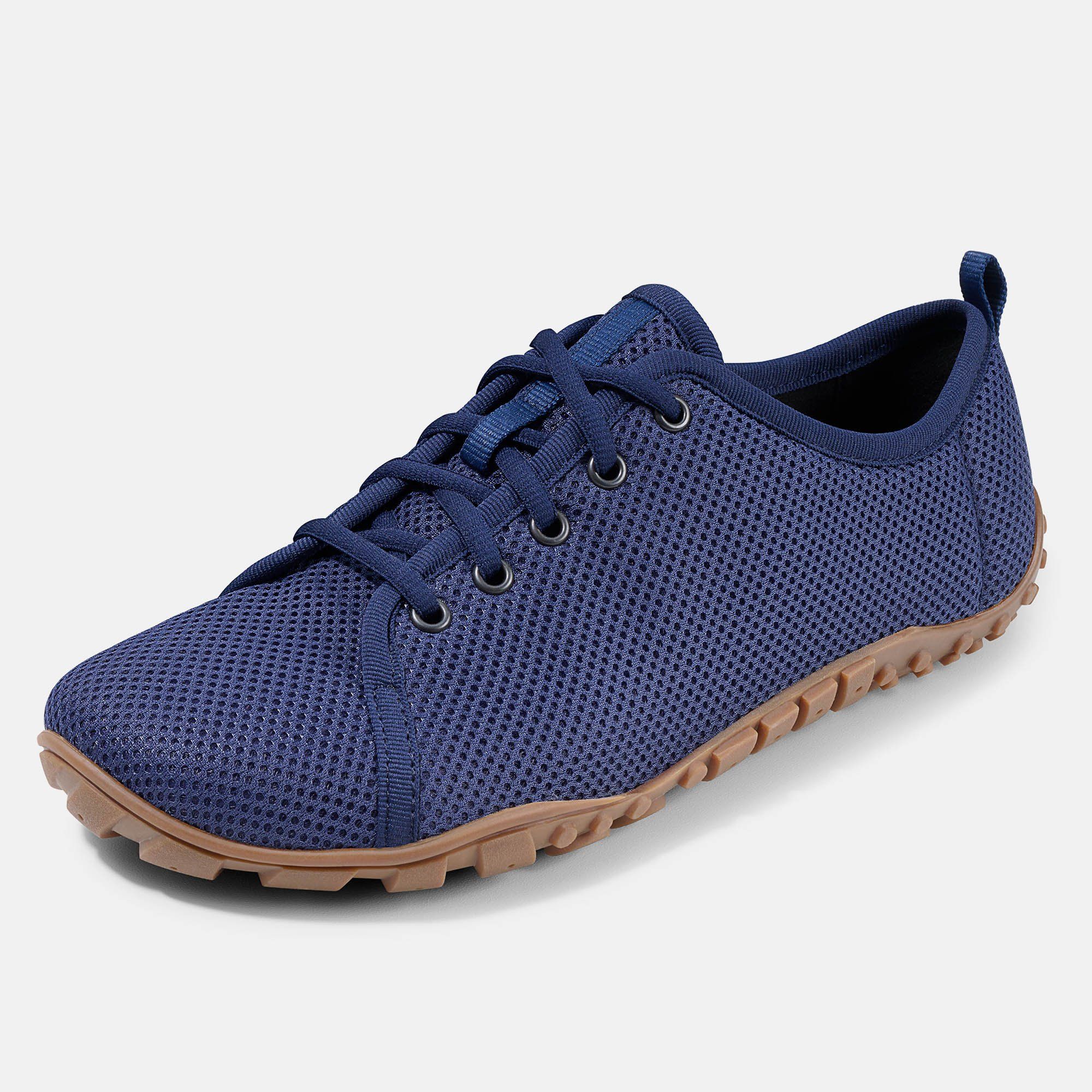 Blauer Schnürschuh mit brauner Sohle. Mesh-Obermaterial, Schnürsenkel, Ösen und Zuglasche. Hellbraune Sohle mit Profil.