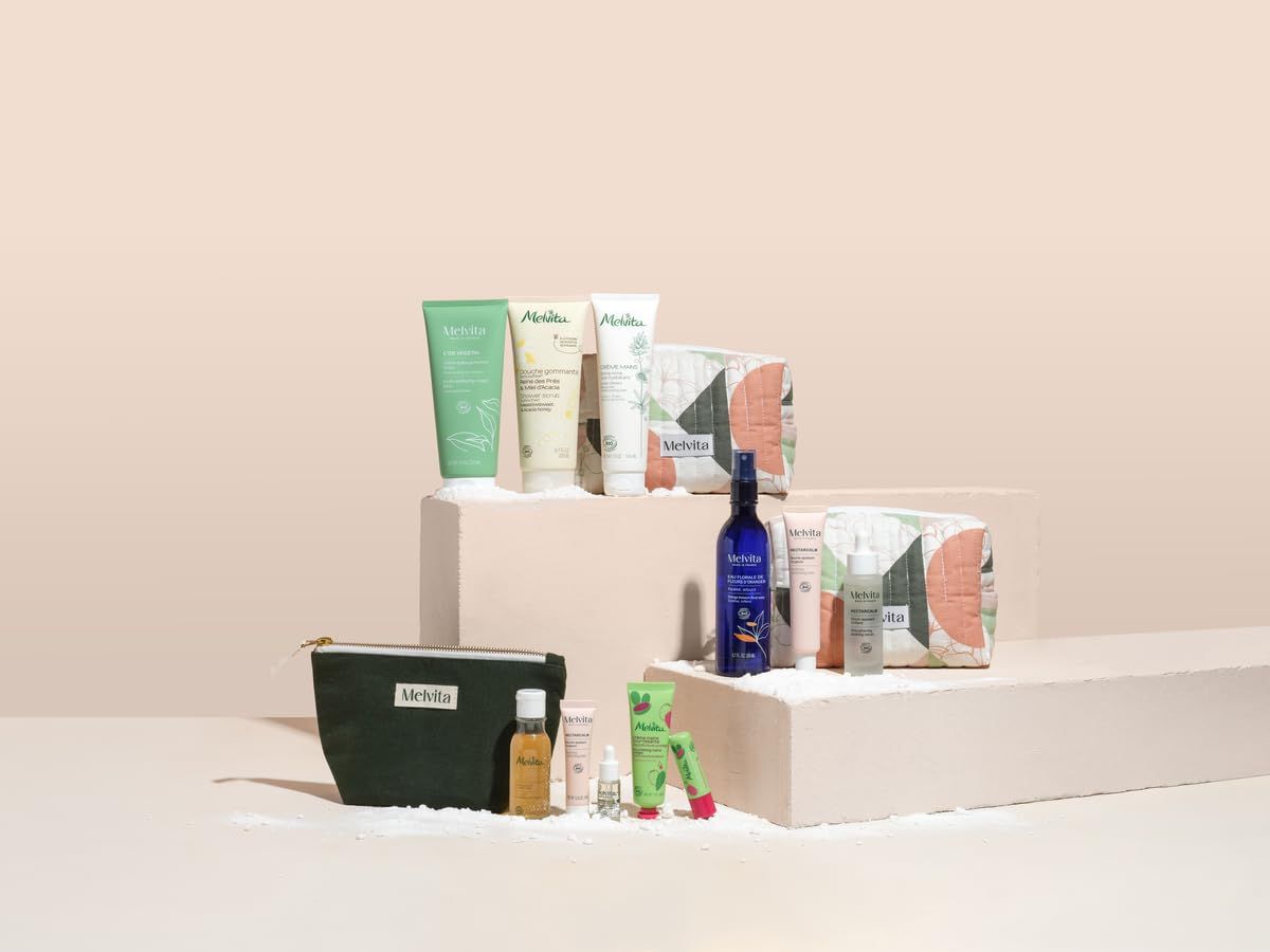 Kollektion von M2 Beauté Hautpflegeprodukten auf einer Bühne.