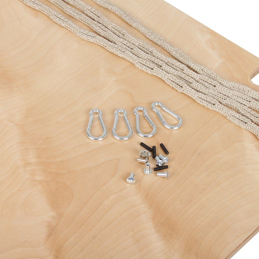Holzplatte mit Metallhaken, Seilen und Schrauben. Holzfarbene Platte mit abgerundeten Ecken. Vier Metallhaken und Schrauben.