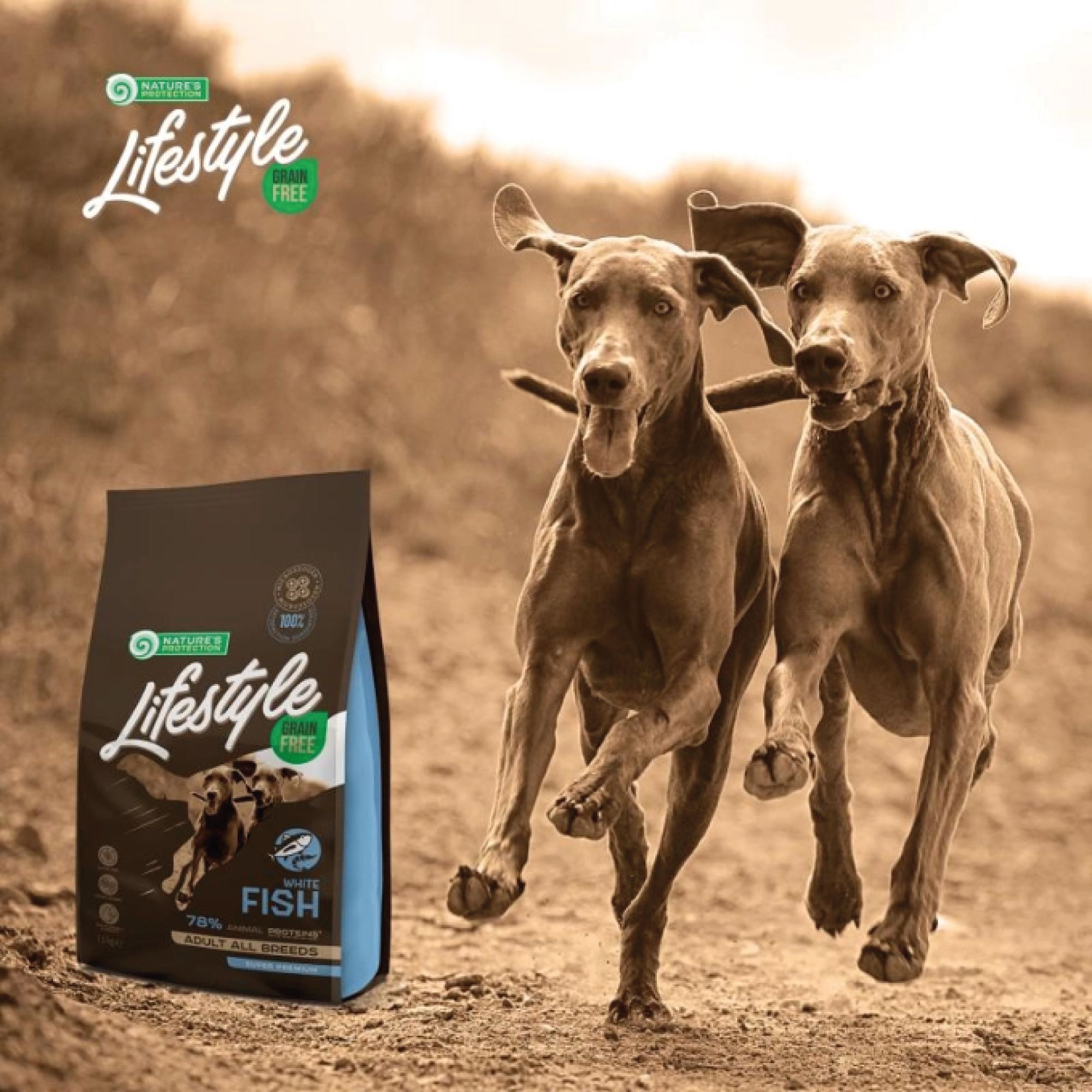 Hundefutter-Packung vor Landschaft. Zwei Hunde rennen. Aufschrift: Lifestyle, Grain Free, White Fish, 78% Animal Proteins, Adult All Breeds.