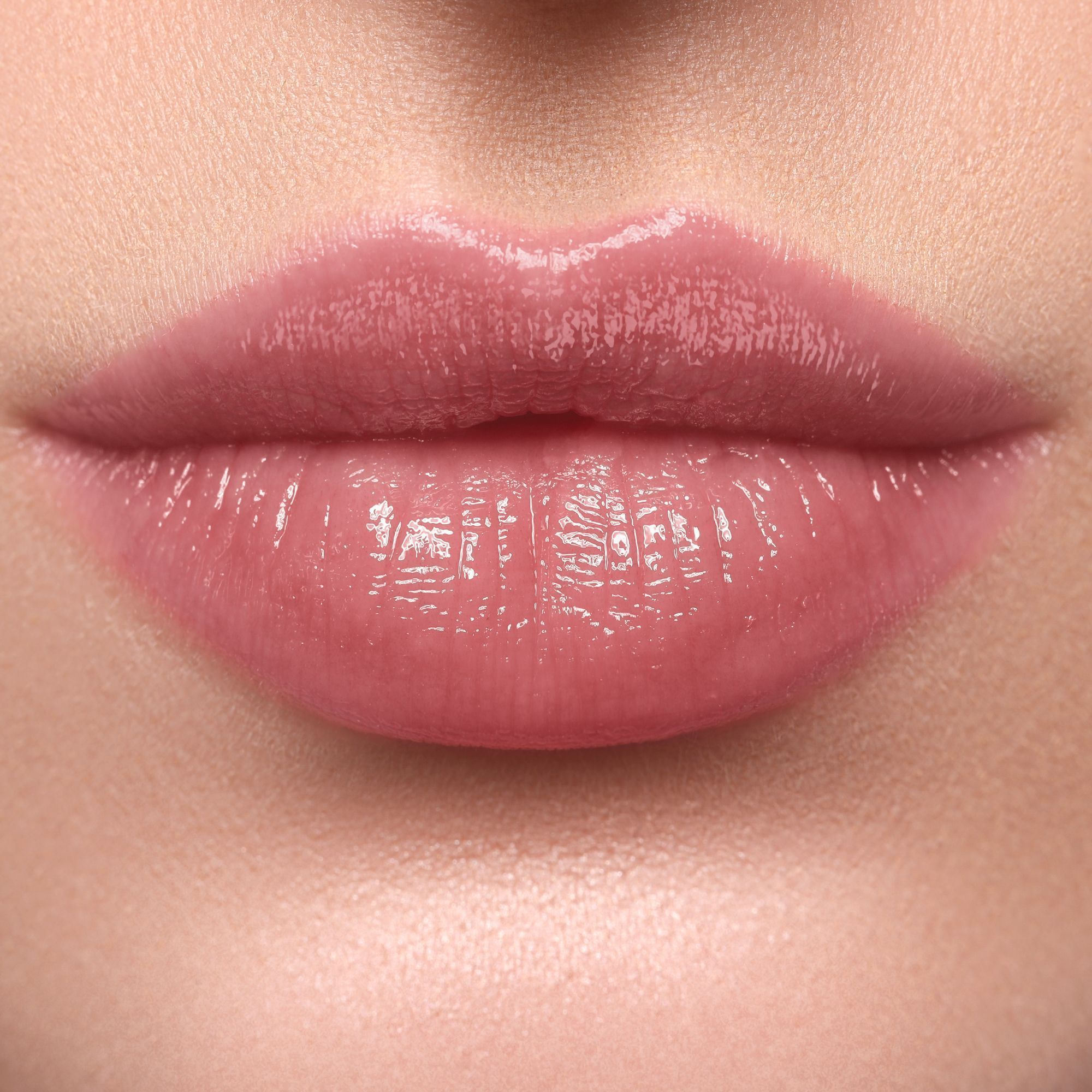 Nahaufnahme von Lippen mit WYCON Hydrasheer Glossy Lipstick in 15 Mahogany aufgetragen.