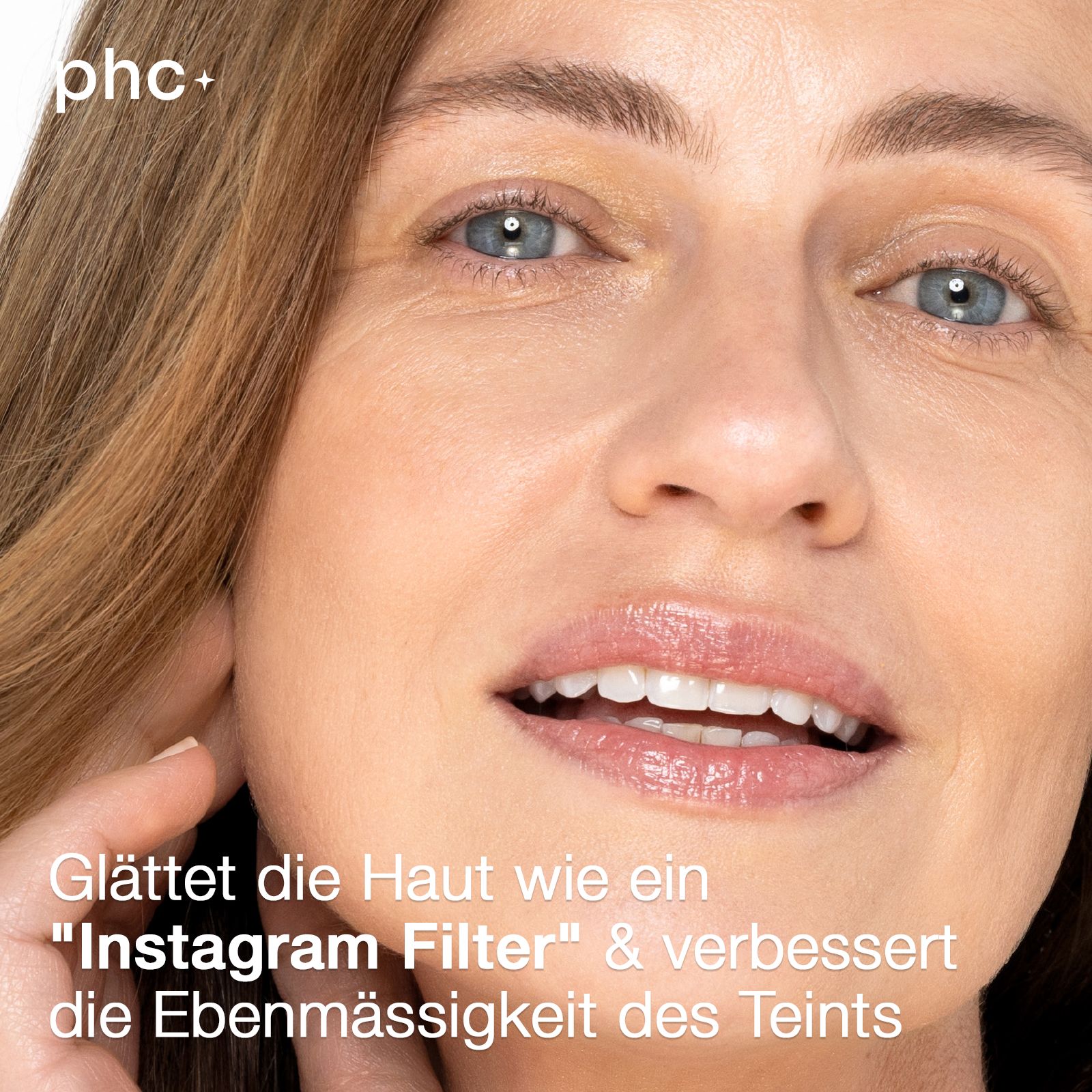 Nahaufnahme eines Gesichts. Text: "Glättet die Haut wie ein 'Instagram Filter' & verbessert die Ebenmäßigkeit des Teints". Logo "phc+".