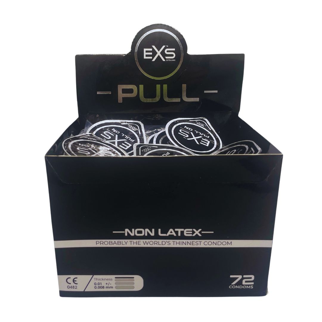 Schwarzer Karton mit Kondomen. Aufschrift: "EXS PULL - NON LATEX". Enthält 72 Kondome. CE-Kennzeichnung.