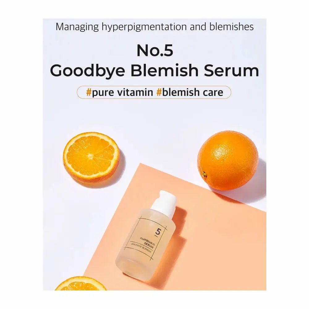 Produktabbildung mit Orangen und Text: No.5 Goodbye Blemish Serum. Flasche mit weißem Pumpkopf. Text: #pure vitamin #blemish care.