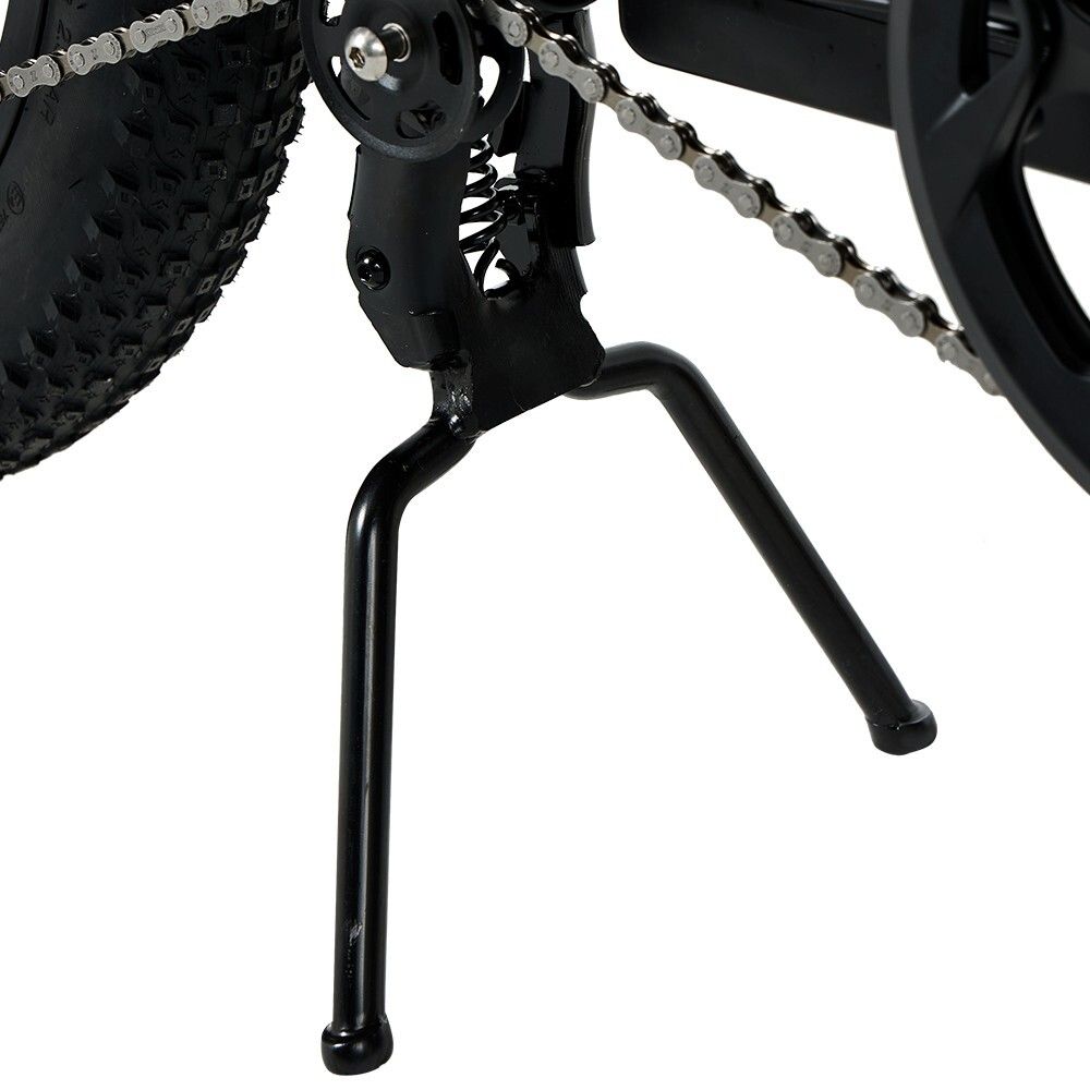 Schwarzes Lastenrad mit Ständer. Kette, Zahnrad und Hinterrad sichtbar. Detailaufnahme auf weißem Hintergrund.