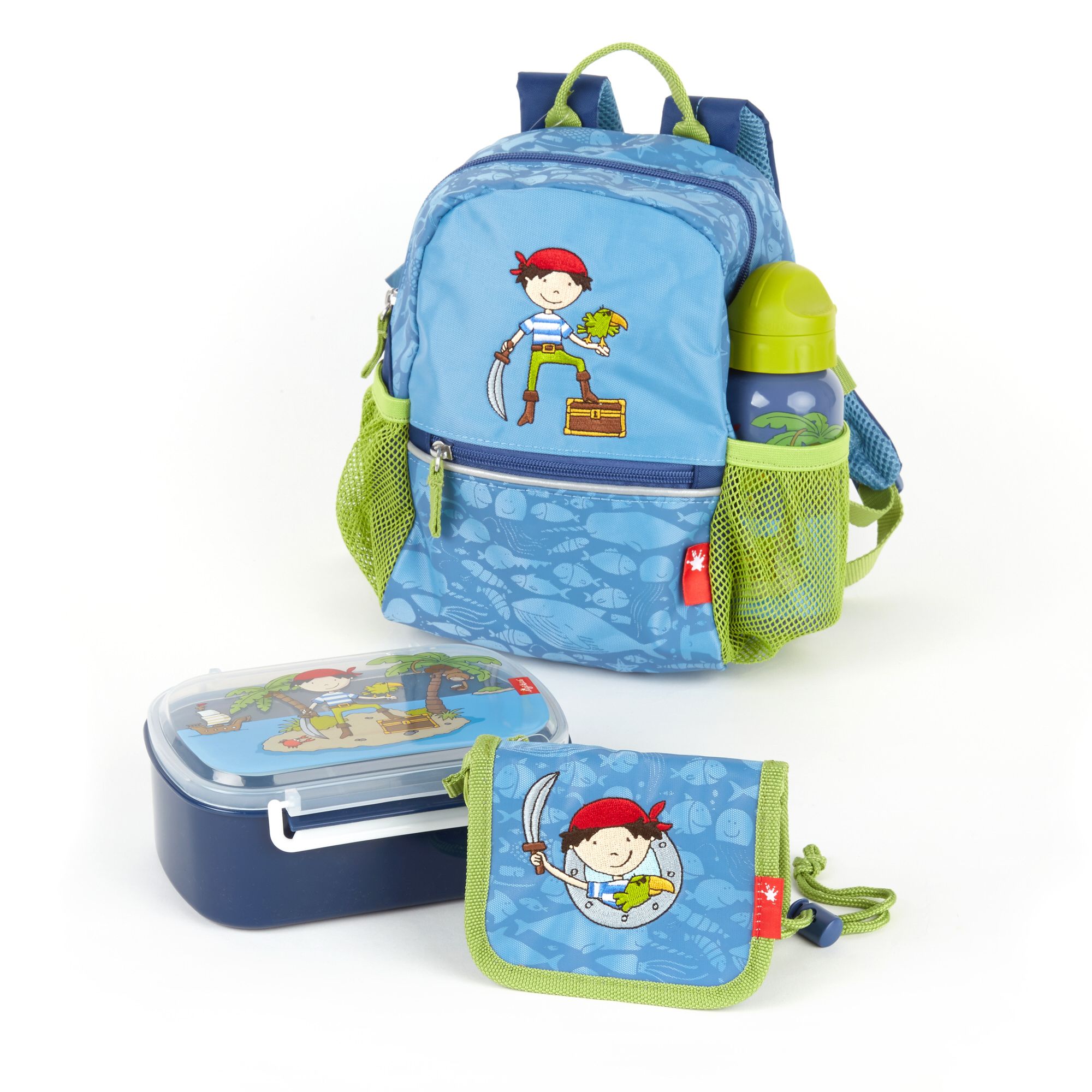 Set mit sigikid Rucksack, Brotdose, Trinkflasche und Portemonnaie. Piratenmotiv auf allen Artikeln. Blau und grün.