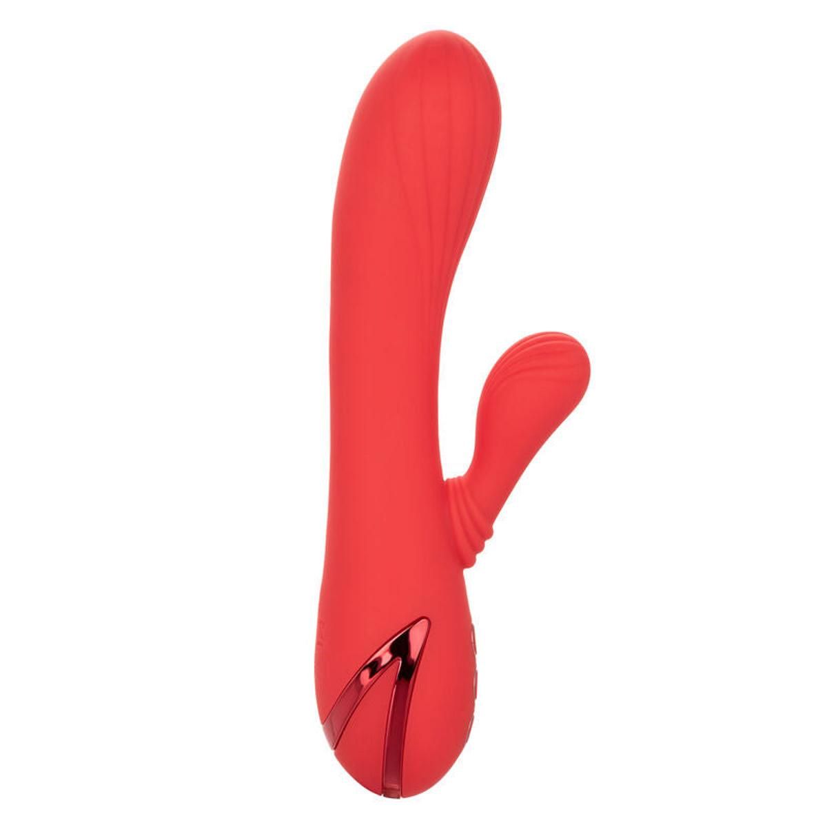 Roter Vibrator mit gebogener Form und seitlichem Aufsatz. Drei Knöpfe an der Basis. Geriffelte Oberfläche.