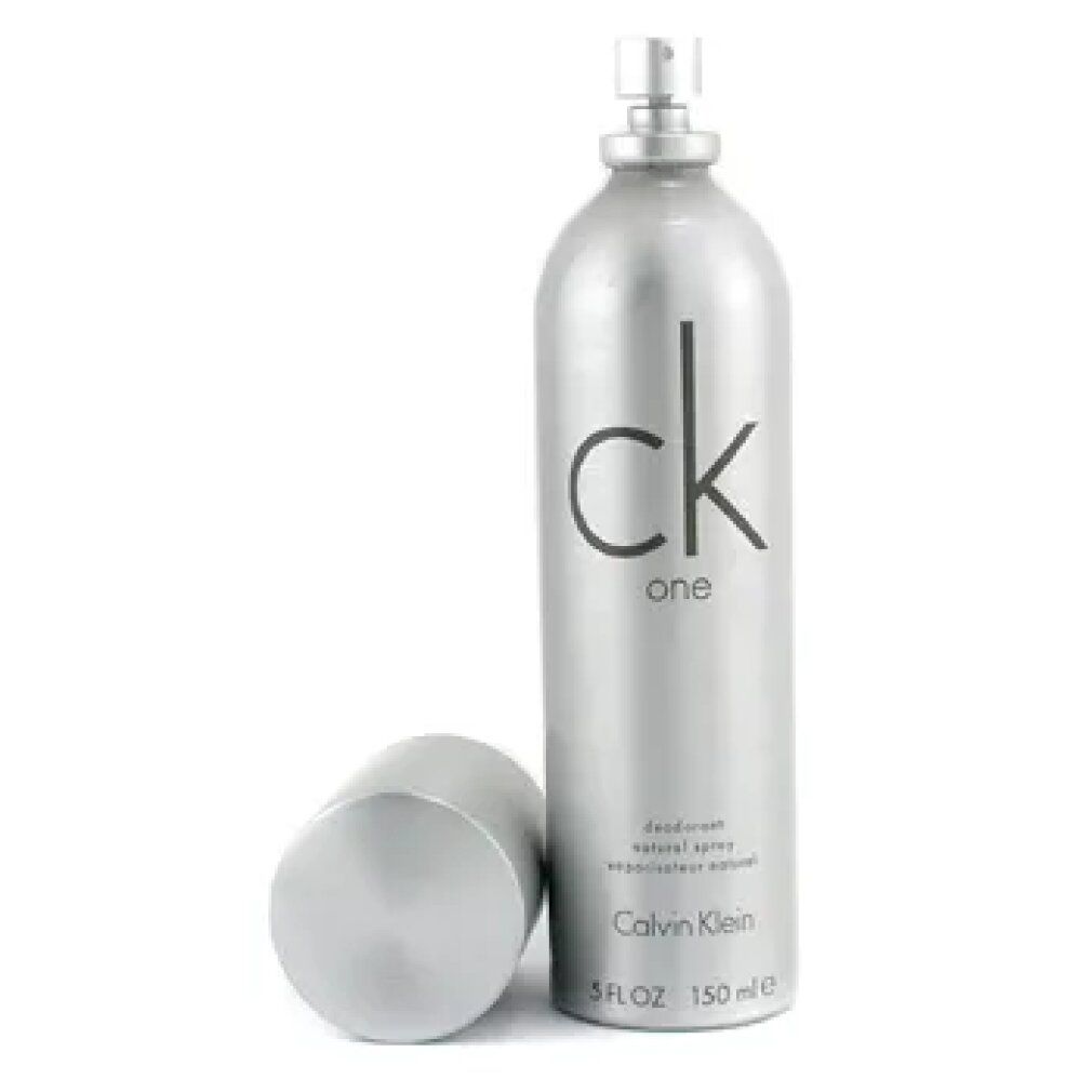 Deospray-Flasche mit silberner Kappe und "ck one"-Logo. "Calvin Klein" und Volumenangabe sind sichtbar.