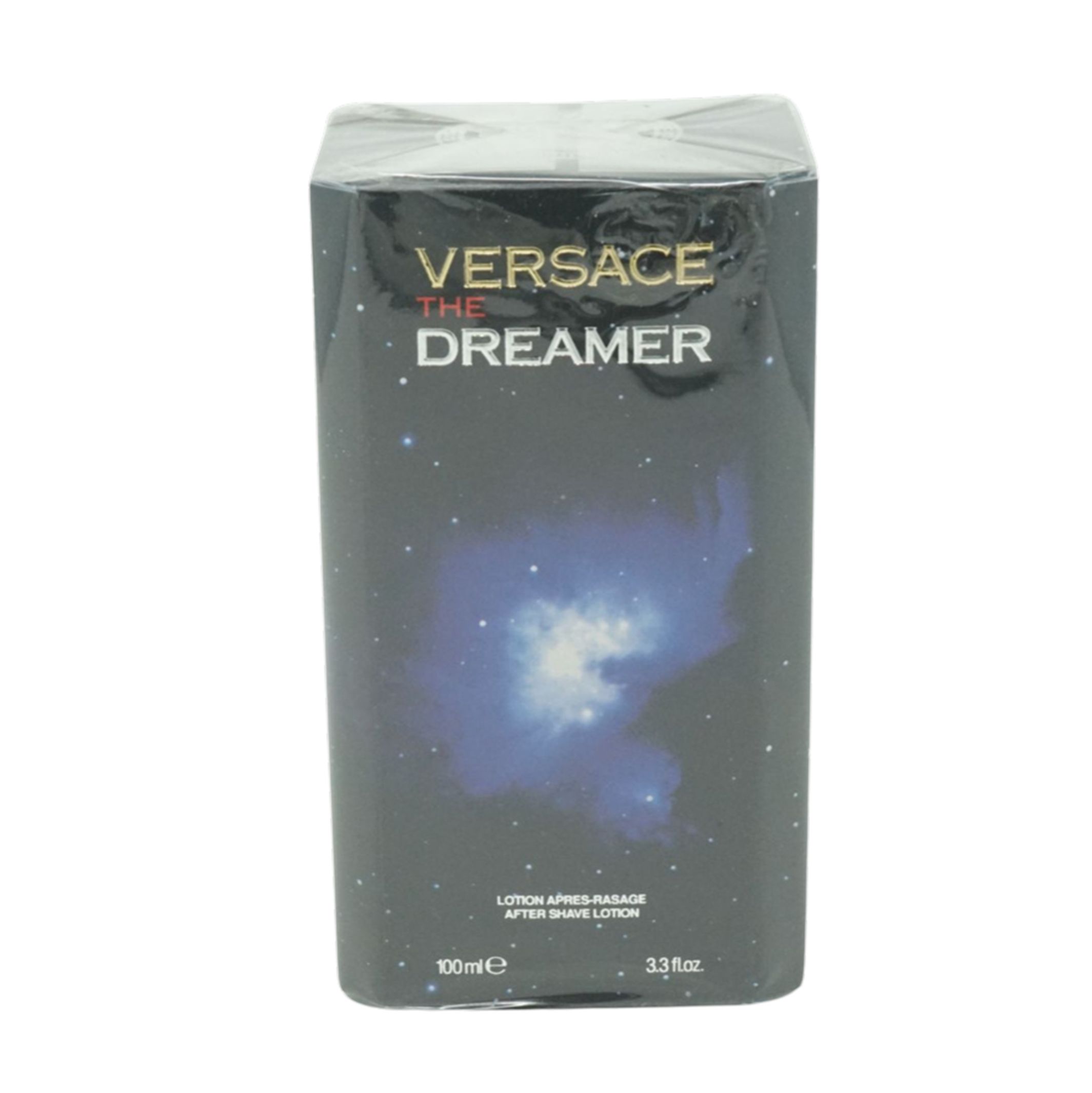 Verpackung von After Shave Lotion. Schwarzer Hintergrund mit Sternenmuster und blauem Nebel. Schriftzug: VERSACE THE DREAMER.