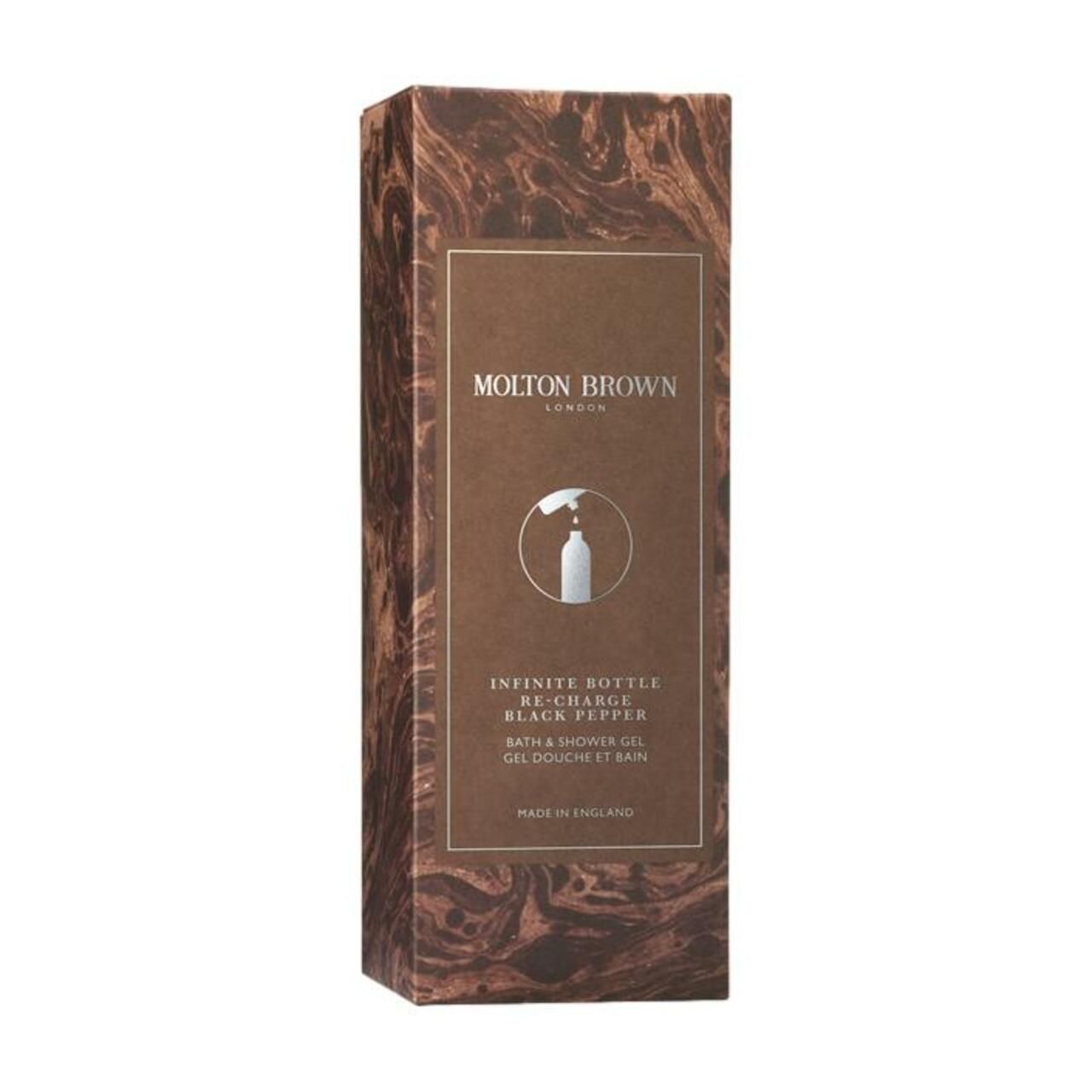 Braune Verpackung. Aufschrift: Molton Brown, Re-charge Black Pepper. Marmoriertes Muster. Produktinformationen und Logo.