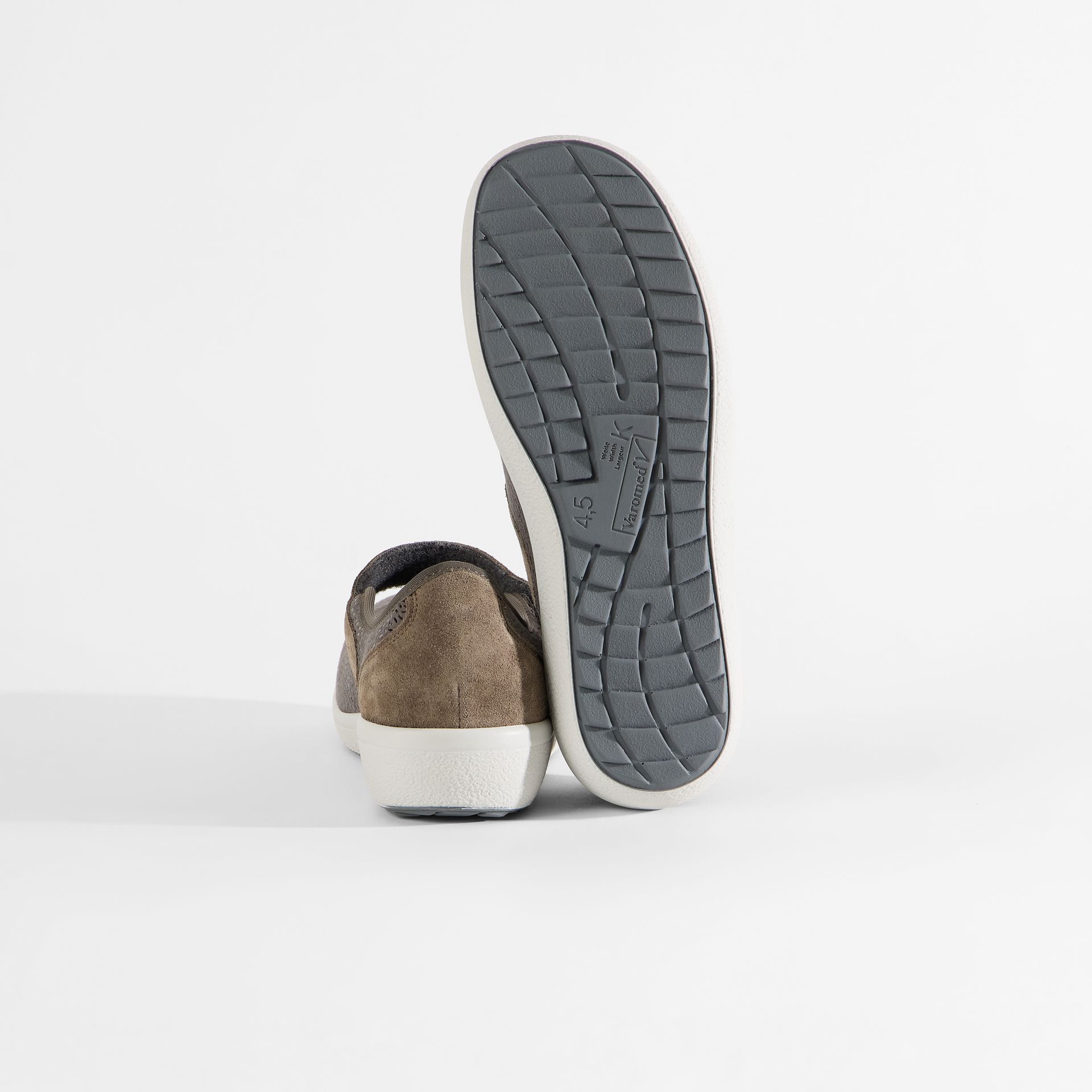 Graue Damenschuhe mit Klettverschluss und Muster.