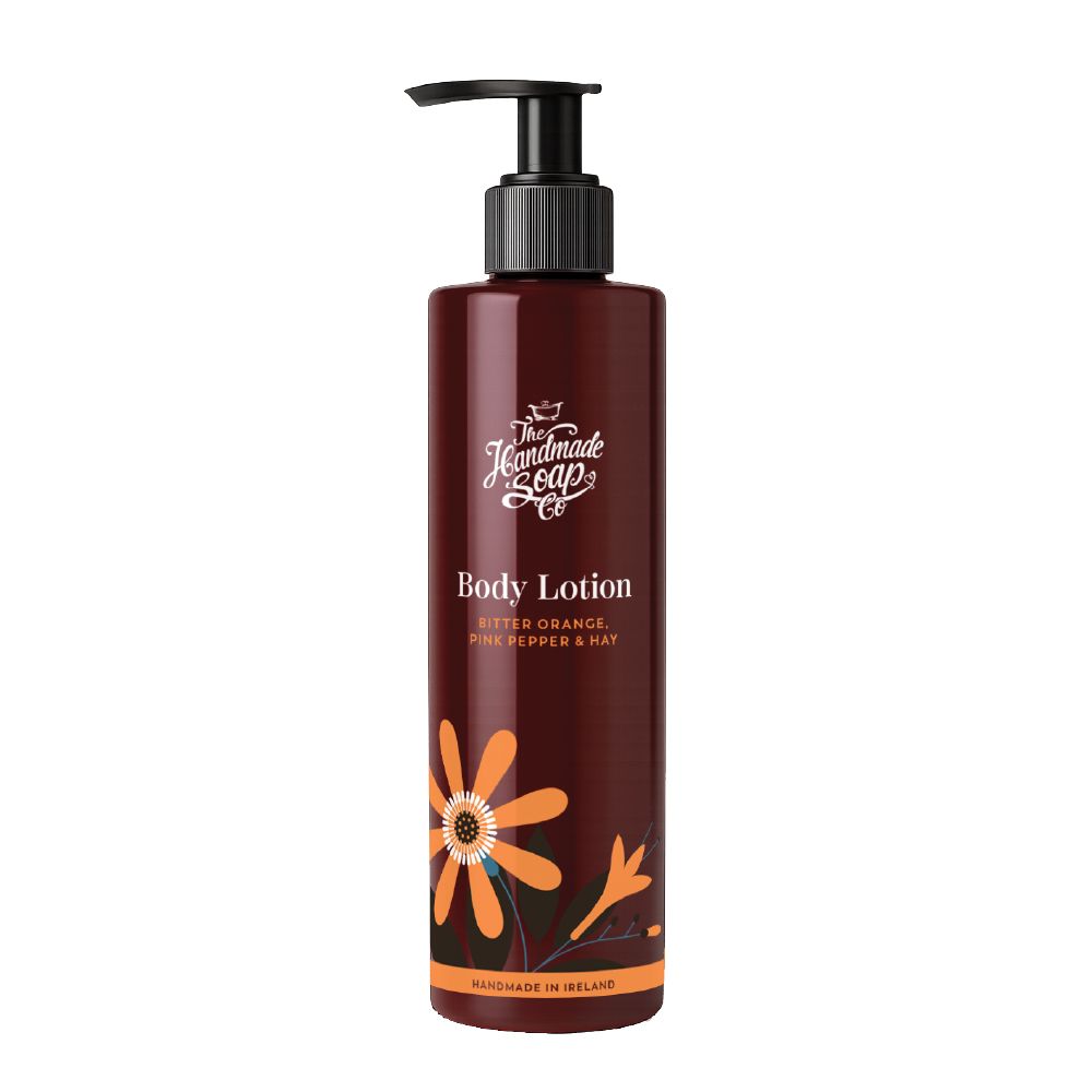 Braune Körperlotion-Flasche mit schwarzem Pumpverschluss. Aufschrift: Body Lotion, Bitter Orange, Pink Pepper & Hay. Blumenmuster.