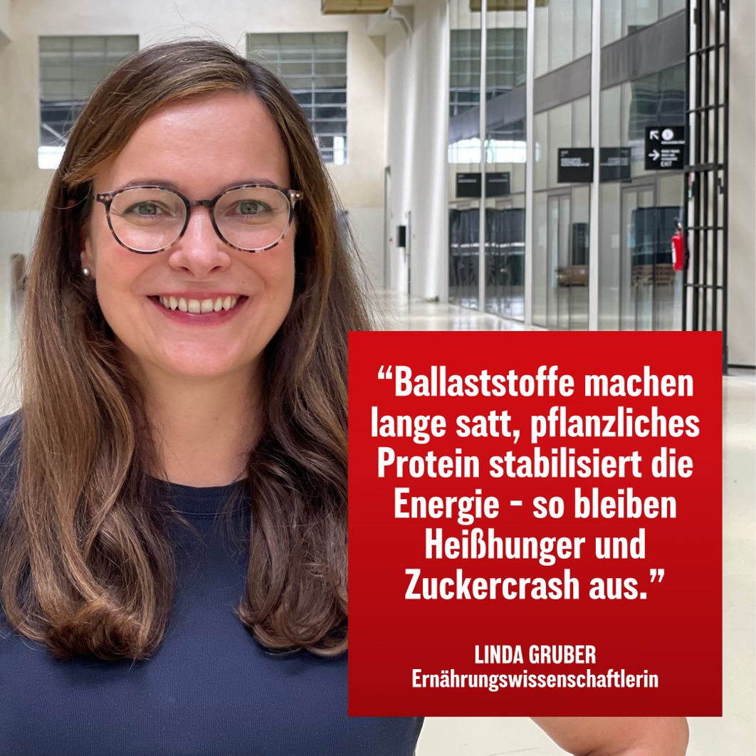 Porträt einer Frau mit Brille. Zitat: Ballaststoffe machen lange satt, pflanzliches Protein stabilisiert die Energie. Linda Gruber, Ernährungswissenschaftlerin.