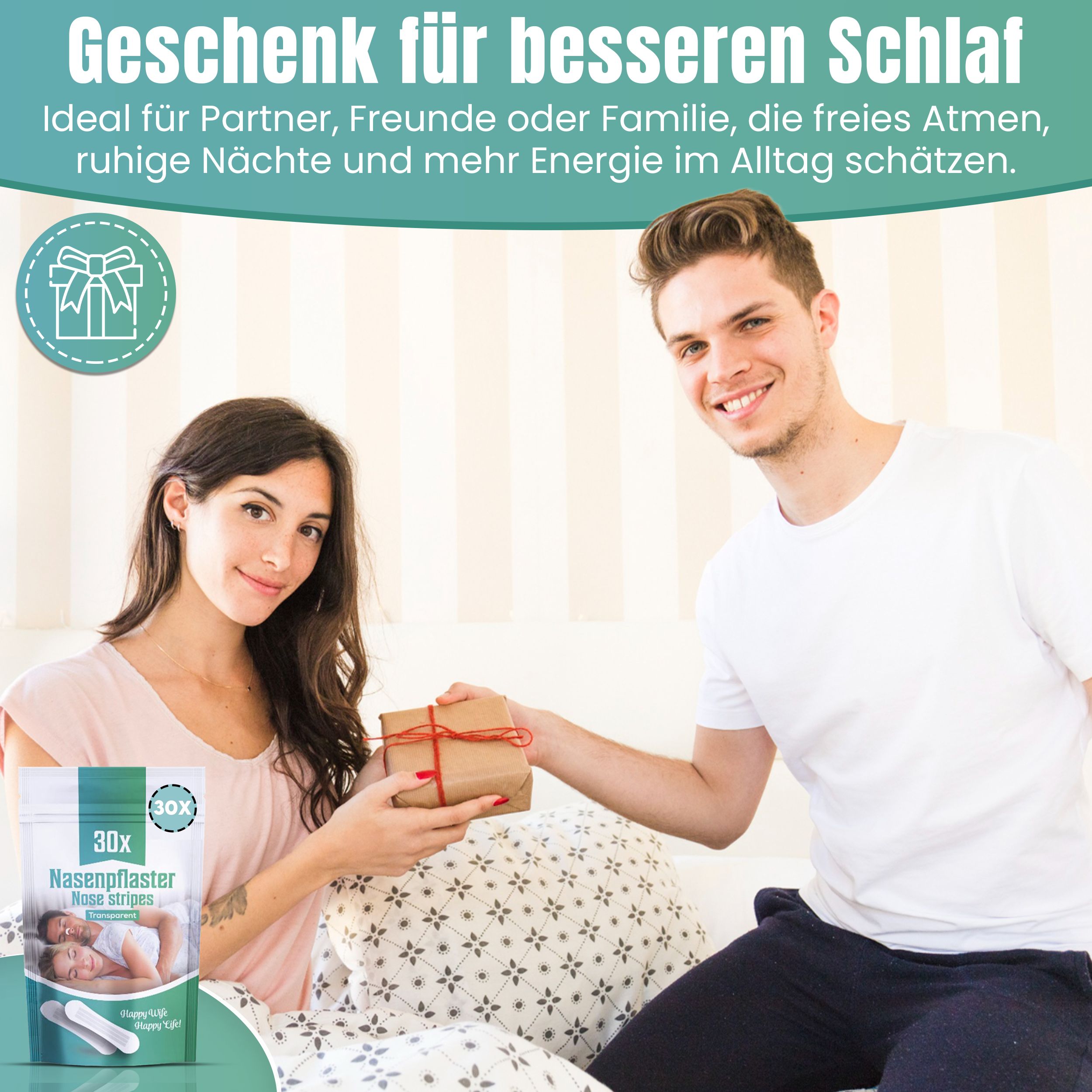 Geschenk für besseren Schlaf. Frau und Mann überreichen Geschenk. Verpackung mit 30 Nasenpflastern. Mit WarenTest-Siegel.