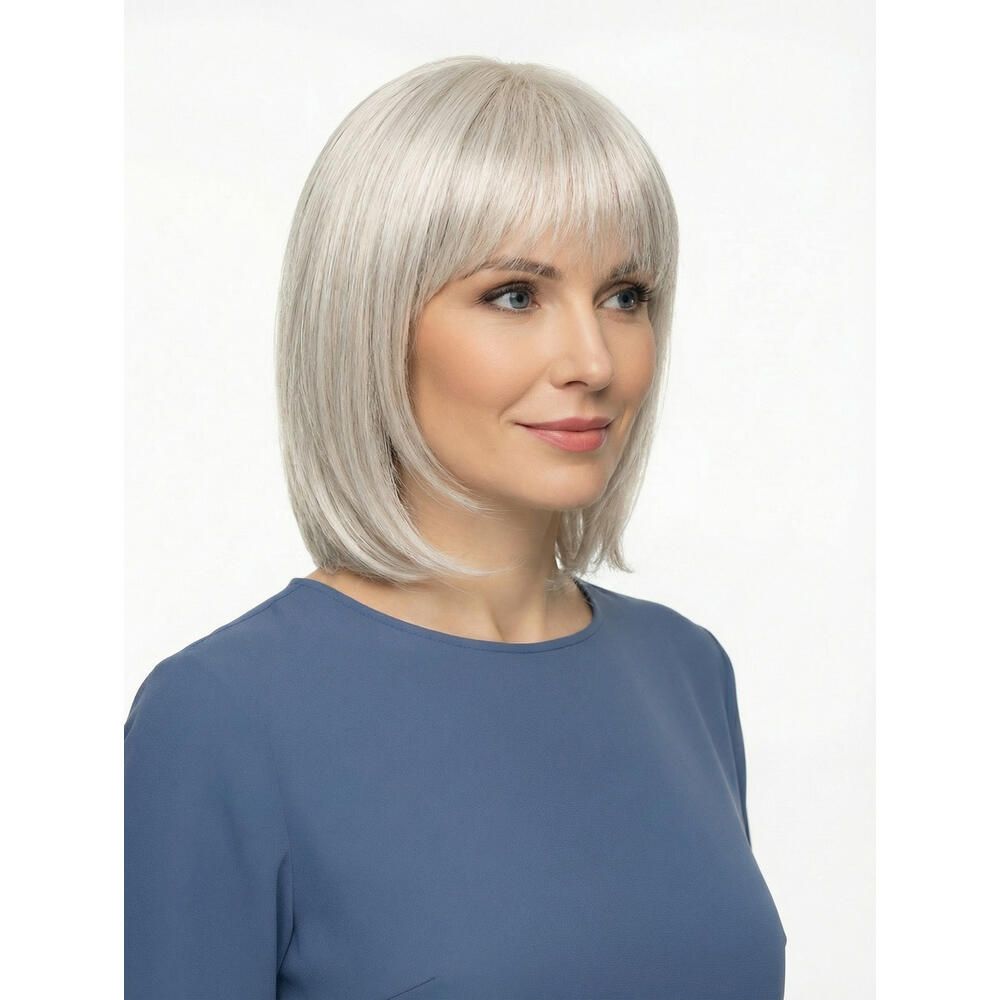 Perücke Mola von trendhair. Grauer Bob mit Pony. Frau mit blauem Oberteil. Seitenansicht.