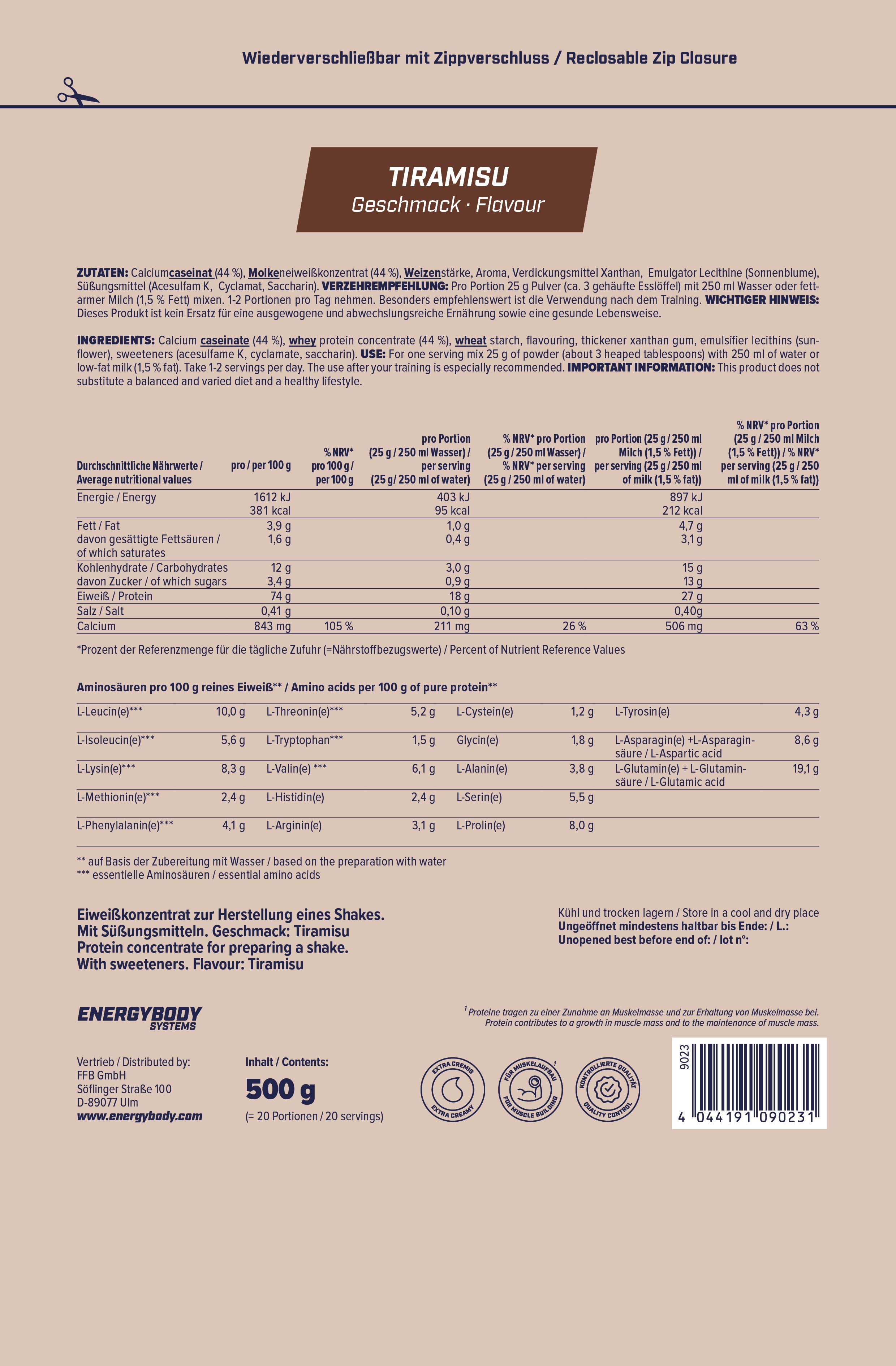 Weiße Tüte mit "MEGA PROTEIN"-Aufdruck. Tiramisu-Geschmack. 500g Inhalt. Enthält Casein + Whey. Wiederverschließbar.