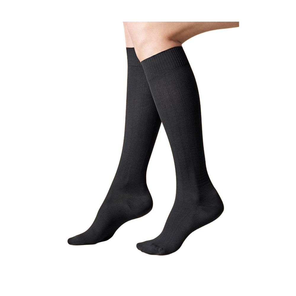 Schwarze Kniestrümpfe aus Mikrofaser, die bis knapp unter das Knie reichen. Zeigen die Passform am Bein.