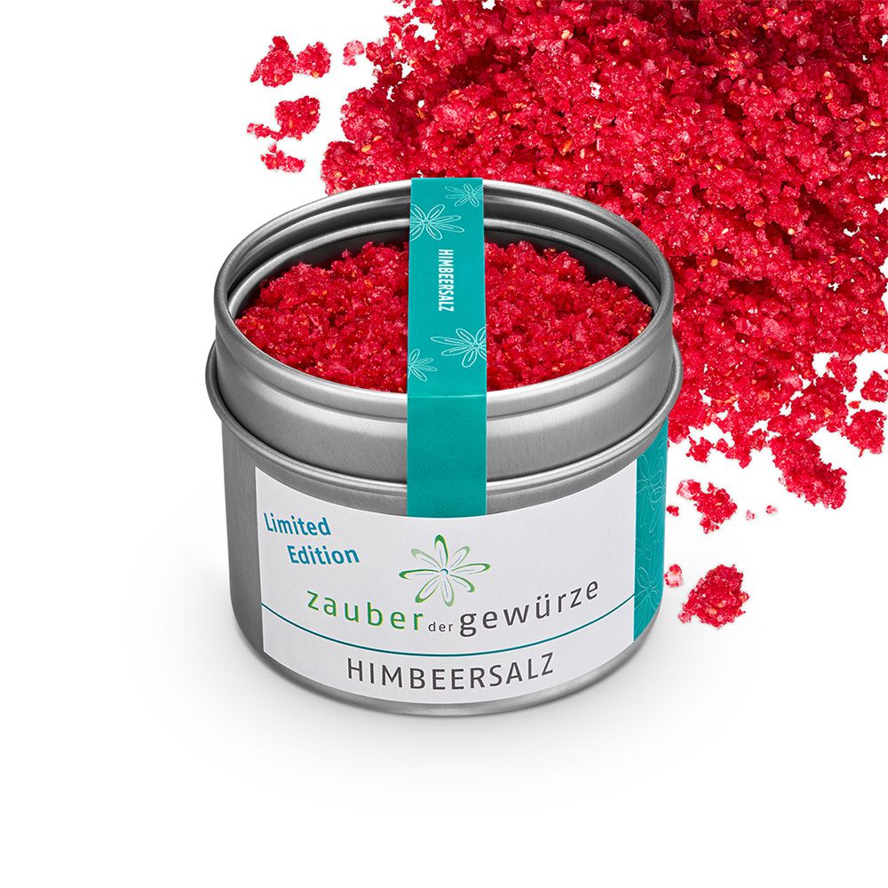 Geöffnete Dose Himbeersalz. Etikett mit "Zauber der Gewürze Himbeersalz" und "Limited Edition". Türkisgrünes Band. Rotes Salz verstreut.