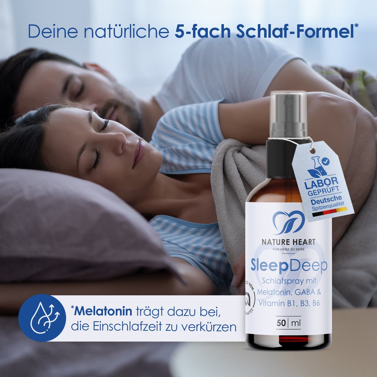 Paar im Bett. Flasche mit "SleepDeep" neben ihnen. Text: "Melatonin trägt dazu bei, die Einschlafzeit zu verkürzen".