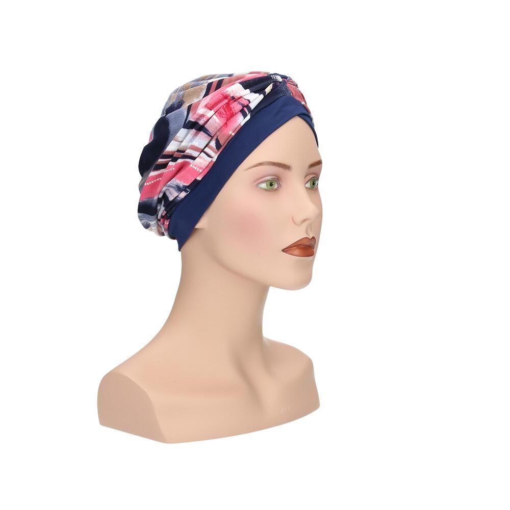 Turban Livia, blau mit floralem Muster. Auf einer Büste präsentiert. Ansicht.