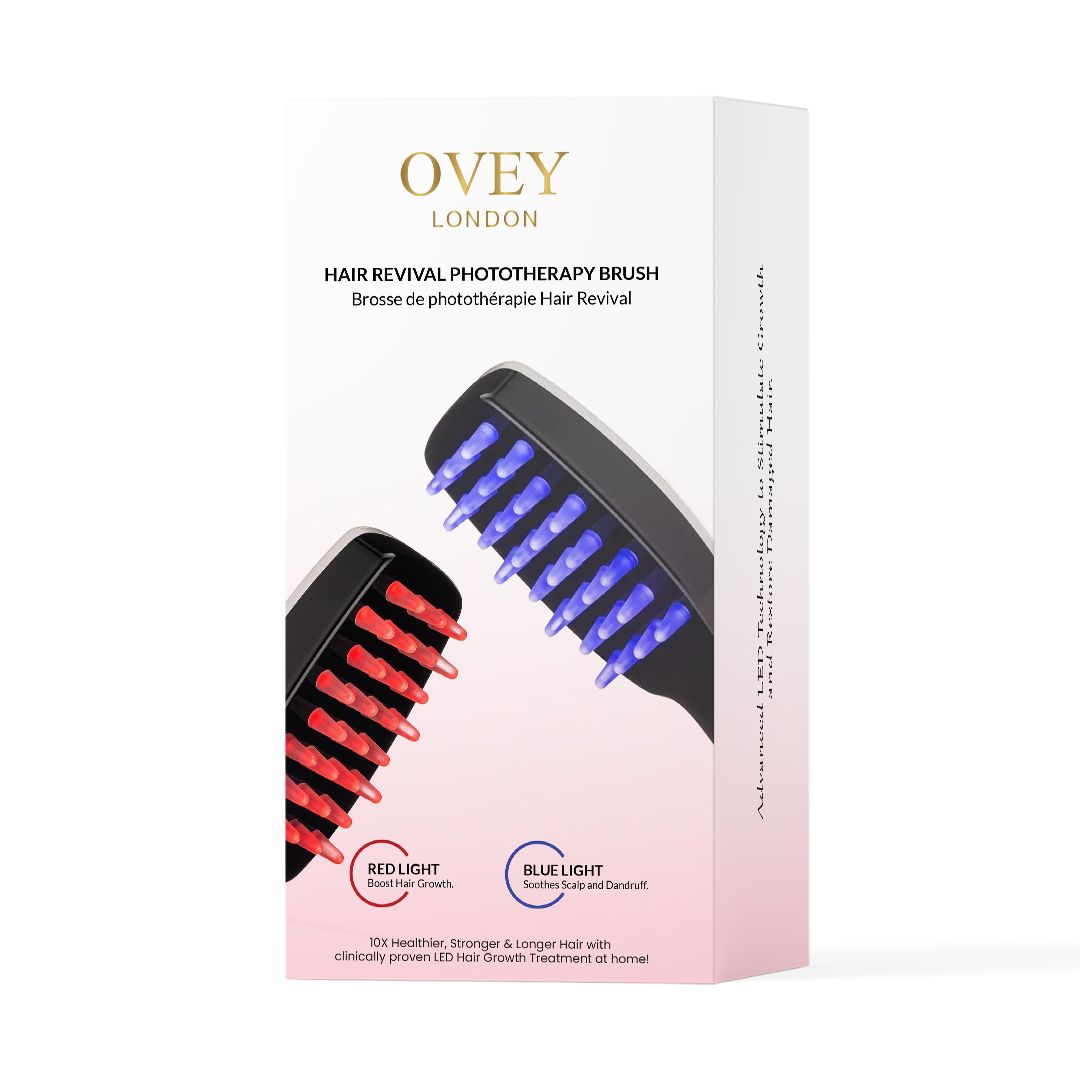 Produktverpackung. Aufdruck: Haarbürste mit rotem und blauem Licht. Text: OVEY LONDON. Rosa und weiß.