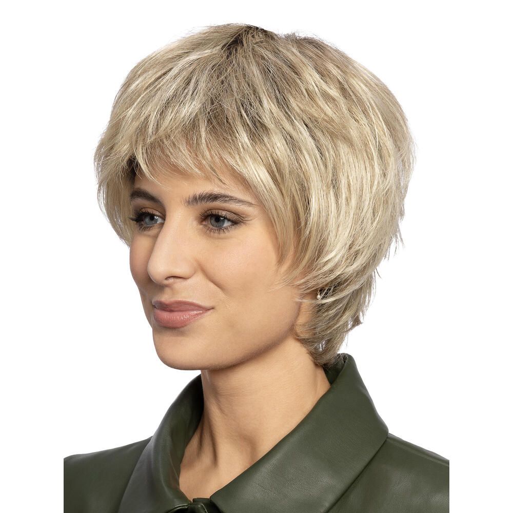 Kurzhaarperücke, blond, mit Pony. Frau trägt grüne Jacke. Seitenansicht.