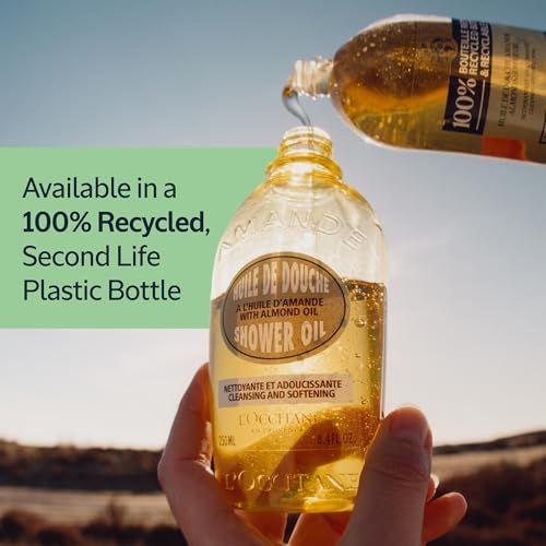 Flasche Mandel Duschöl wird in eine andere Flasche gegossen. Aufschrift: Huile de Douche, Shower Oil, L'Occitane. 100% recycelt.