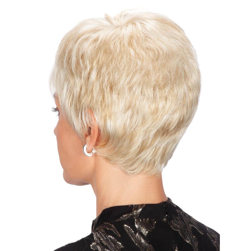 Kurzhaarperücke, blond, Rückansicht. Schwarzes Oberteil. Frau mit Ohrringen.