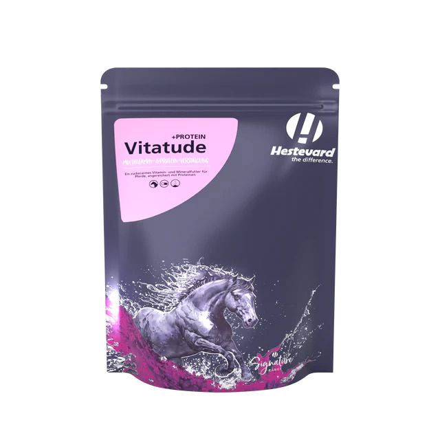 Dunkelgraue Verpackung mit rosa Etikett. Aufdruck: Vitatude + Protein, Hestevard Logo, Pferd im Wasser.