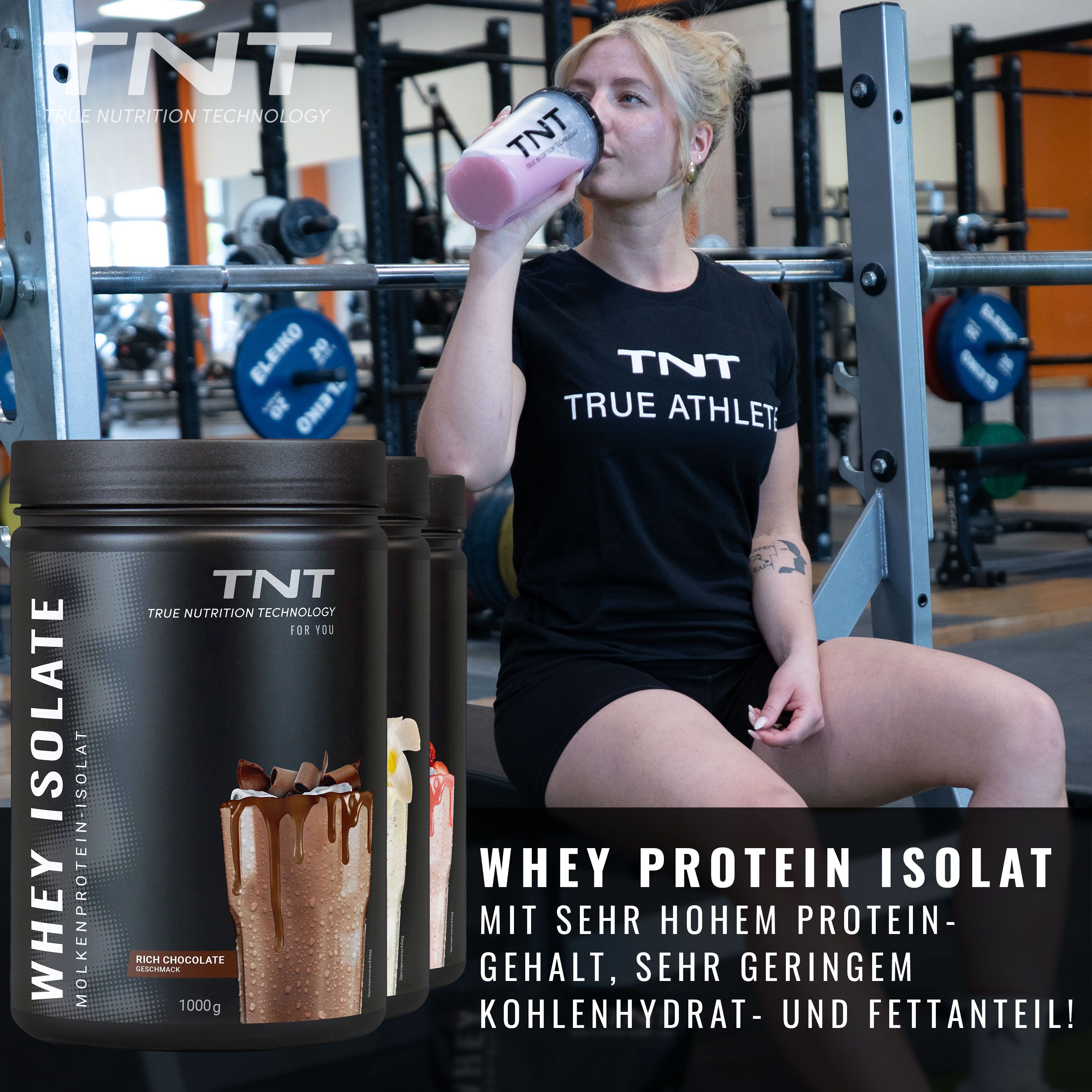 Frau trinkt Shake aus Shaker. Dose TNT Whey Isolate, Rich Chocolate, 1000g. Text: Whey Protein Isolat. Hoher Proteingehalt.