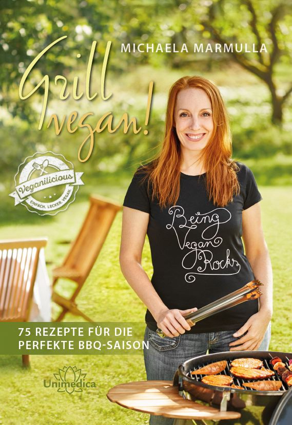 Buchcover mit Titel "Grill vegan!". Frau mit Grillzange vor Grill. Text: 75 Rezepte für die perfekte BBQ-Saison. Logo: Veganilicious, Unimedica.
