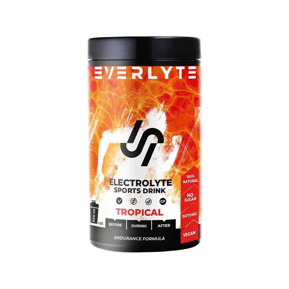 Zylinderförmige Dose mit schwarzem Deckel. Aufschrift EVERLYTE, ELECTROLYTE SPORTS DRINK, TROPICAL. Enthält Informationen zu Inhaltsstoffen.