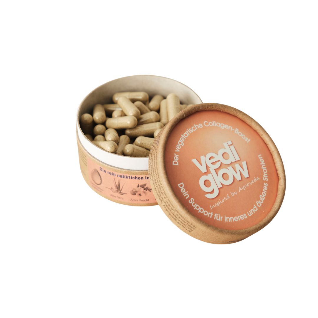 Geöffnete Dose Vedi Glow mit Kapseln. Text: Der vegetarische Collagen-Booster. Die rein natürlichen Inhaltsstoffe in Vedi Glow.