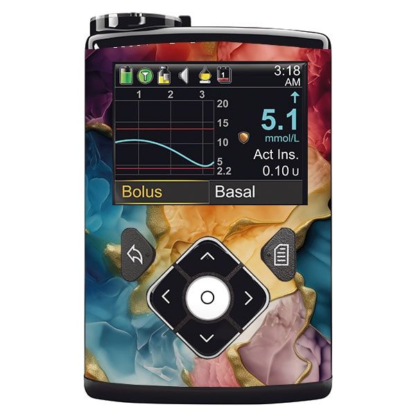 Gerät mit farbenfrohem Rauchmuster. Display mit Messwerten und Bedienelementen. Schwarzer Rahmen und Bedienelemente.